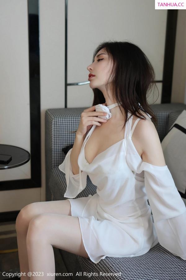   [XiuRen]高清写真图 2023.06.08 No.6877 王曼柔 丰腴美腿第4张图片